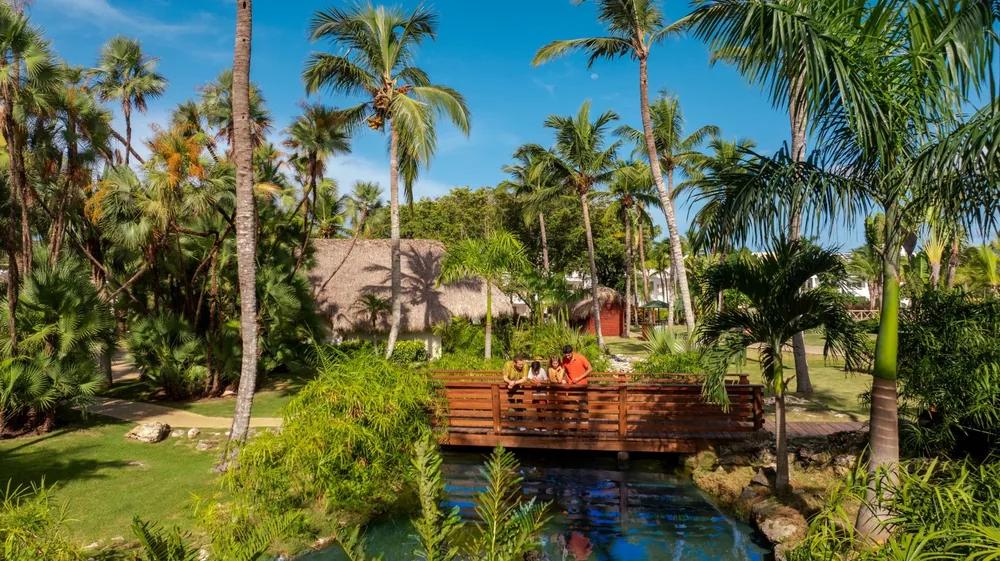 Exuberantes Jardines y Puentes Tropicales