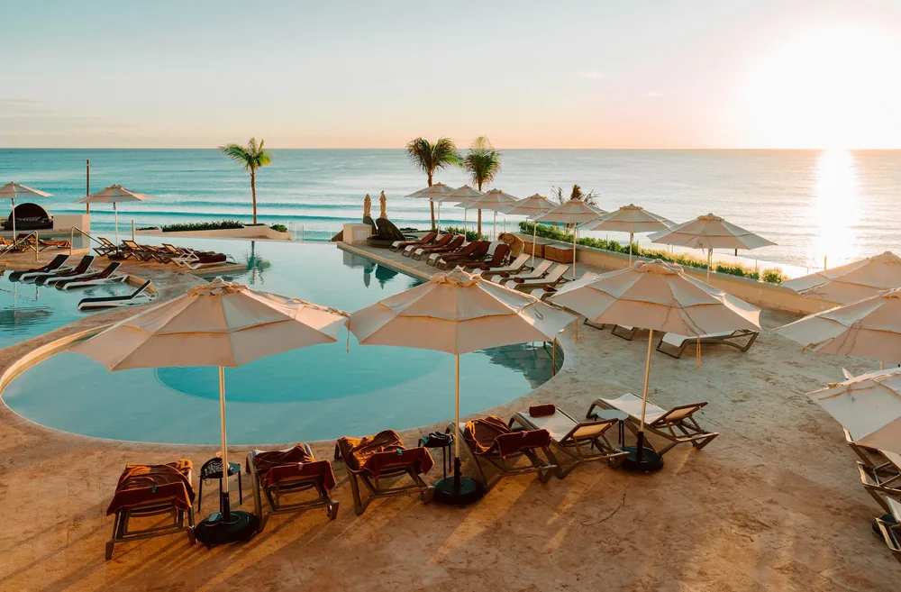 Piscina con vista al atardecer