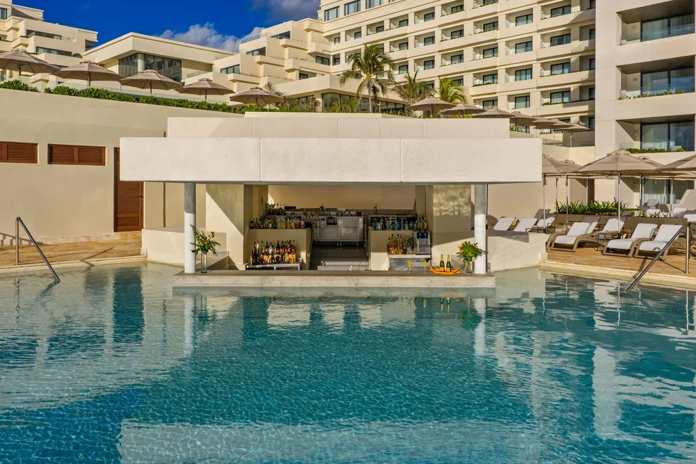 Bar en la piscina y bebidas exclusivas