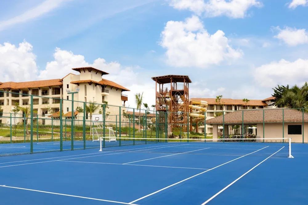 Cancha de tenis y actividades deportivas
