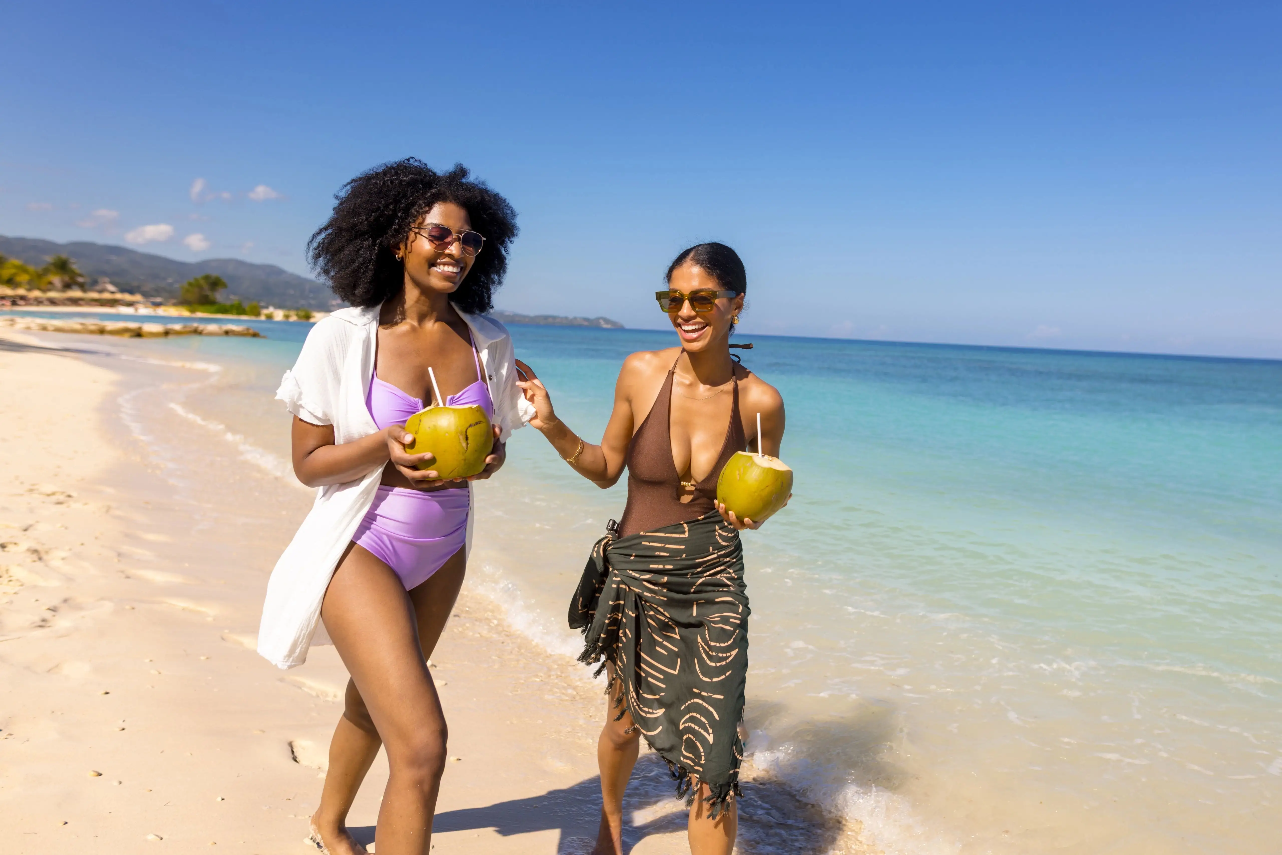 Amigas disfrutando en la playa