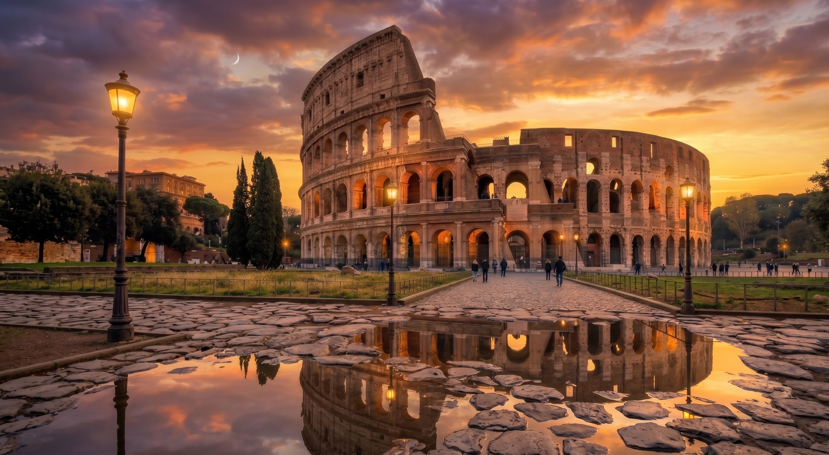 Vista lateral del coliseo romano al atardecer