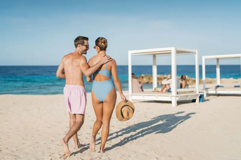 Pareja en playa de Cancún