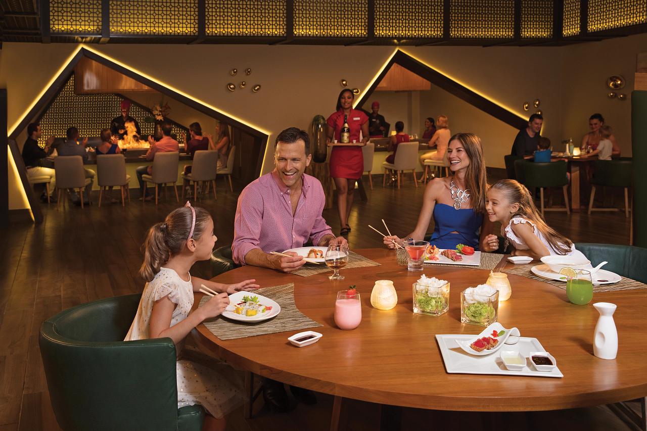Familia disfrutando en un restaurante de Dreams Onyx
