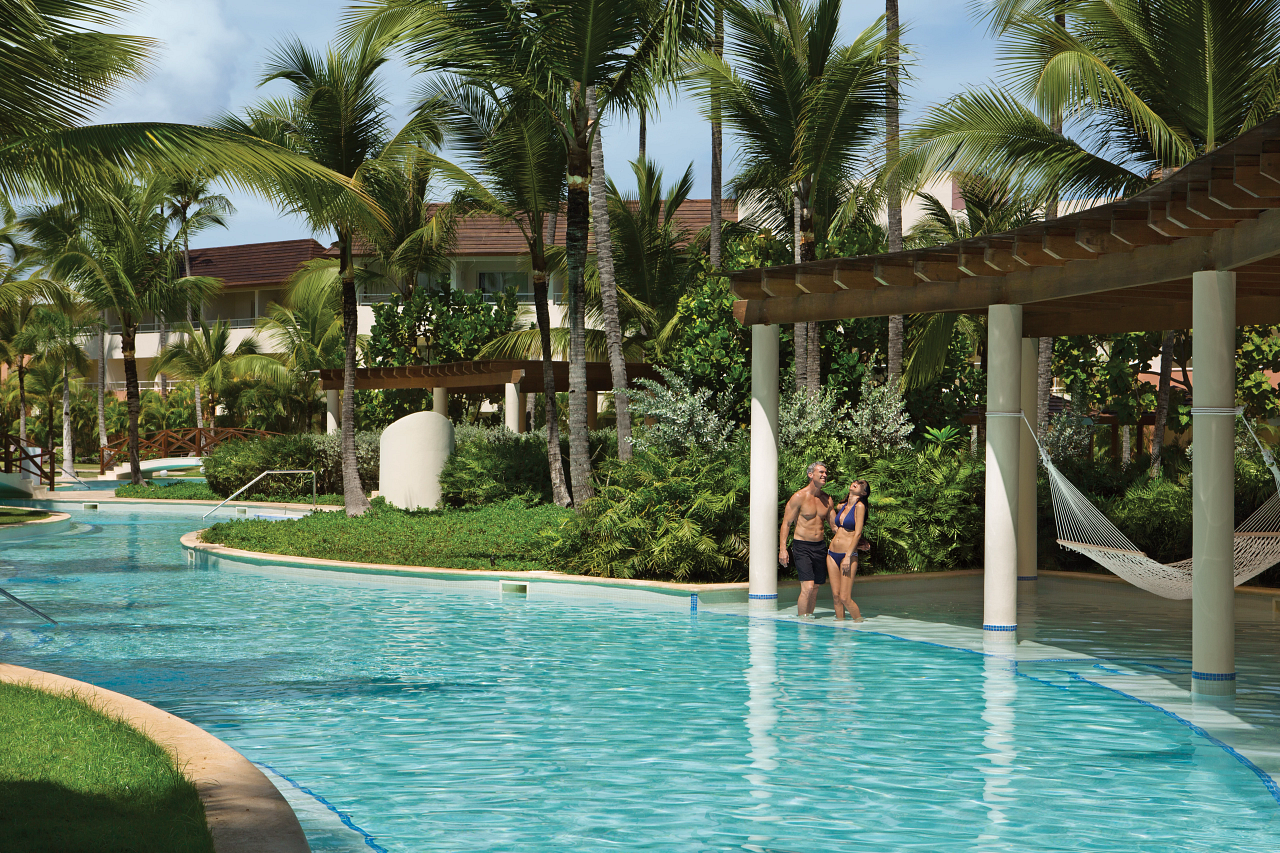 Piscina estilo laguna con pareja