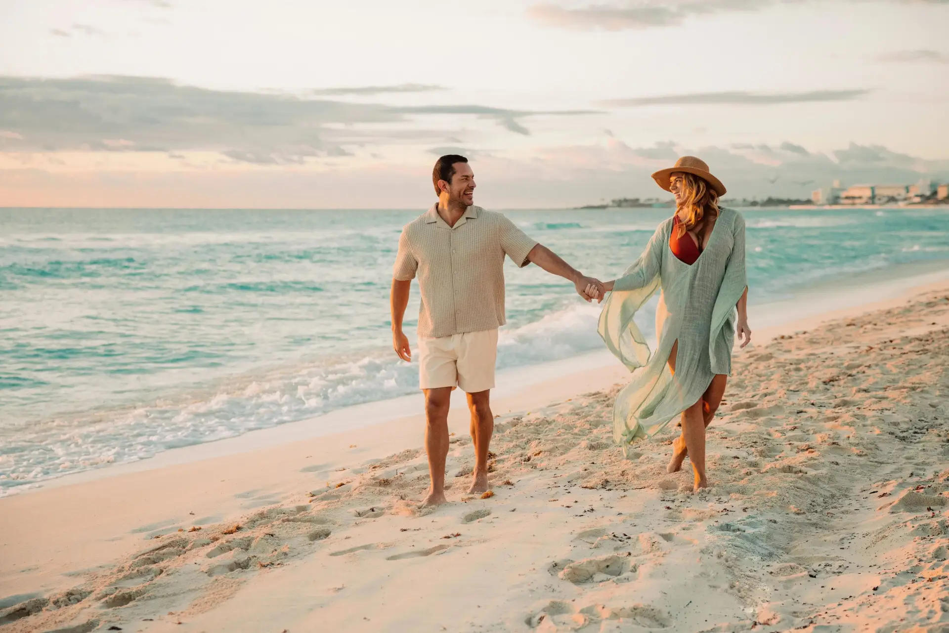 Pareja caminando en la playa