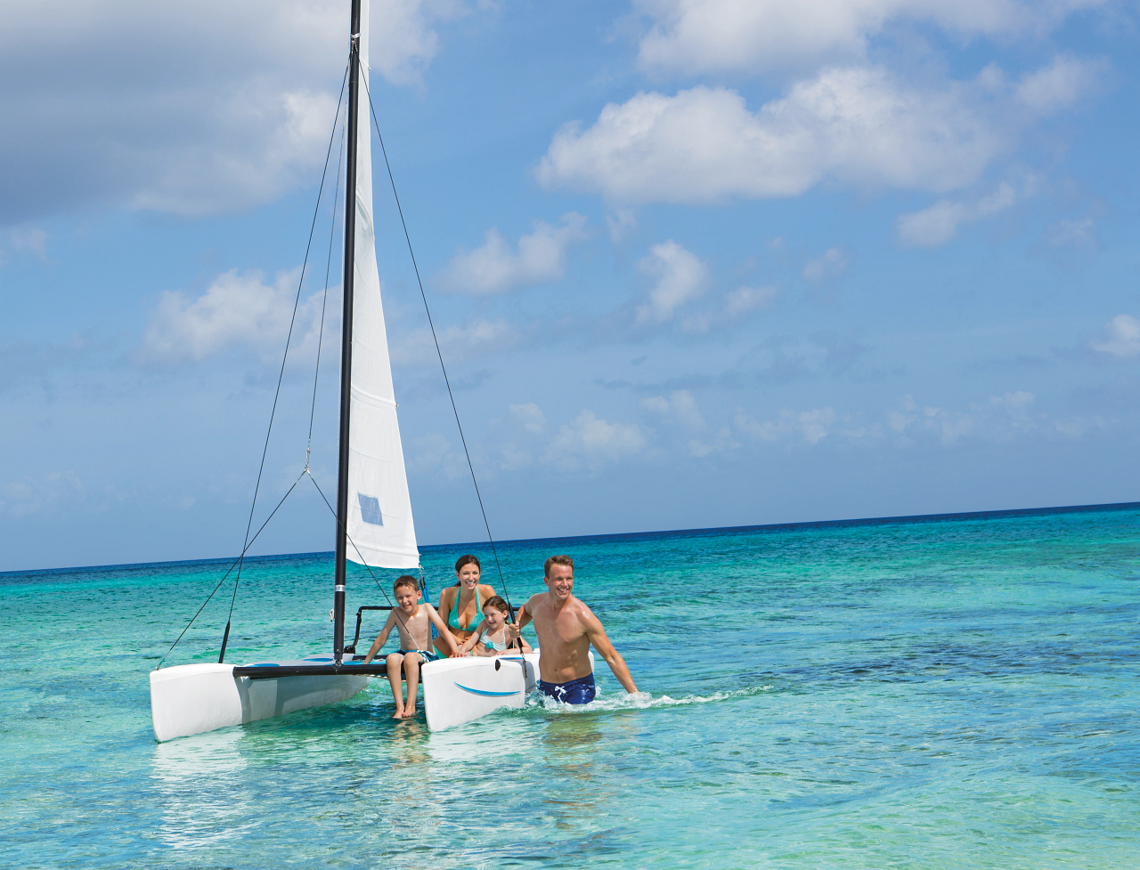 Familia en Hobie Cat en Sunscape Sabor Cozumel